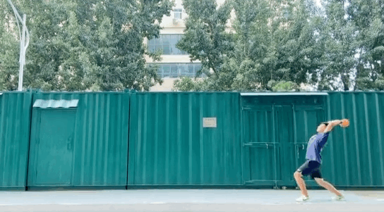 立定跳远怎么跳得远，立定跳远怎么跳的远（如何投实心球才能远）