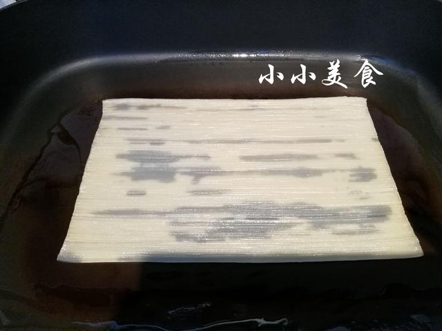 烤冷面是番茄酱兑水吗，烤冷面加番茄酱吗（东北江湖小吃：烤冷面）