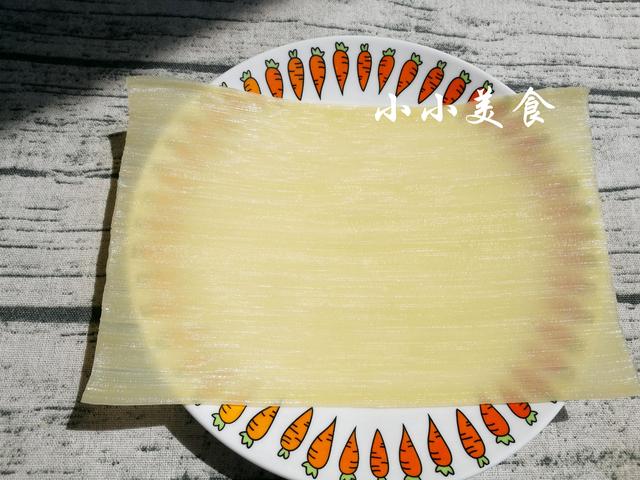 烤冷面是番茄酱兑水吗，烤冷面加番茄酱吗（东北江湖小吃：烤冷面）