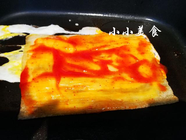 烤冷面是番茄酱兑水吗，烤冷面加番茄酱吗（东北江湖小吃：烤冷面）