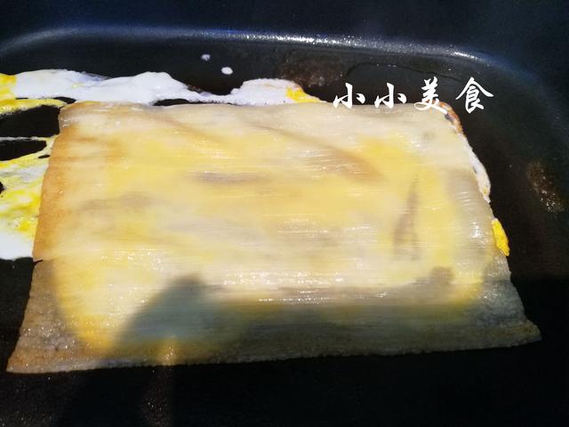 烤冷面是番茄酱兑水吗，烤冷面加番茄酱吗（东北江湖小吃：烤冷面）