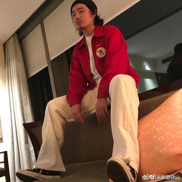 窦靖童疑似出柜，窦靖童疑出柜（网友：那周冬雨怎么办）