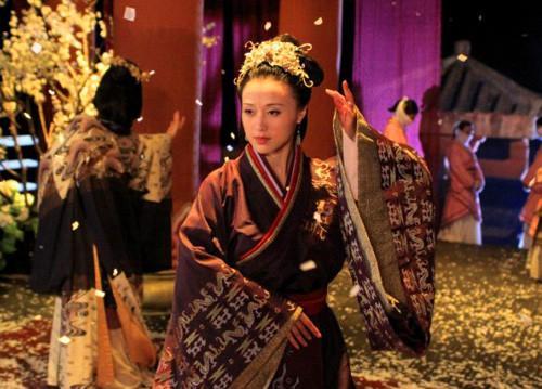 刘邦喜欢虞姬吗，刘邦为什么要礼葬虞姬（但项羽却只爱虞姬一人）