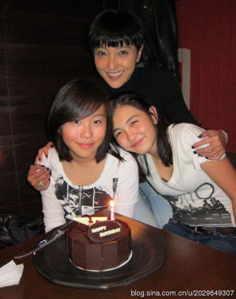 窦靖童疑似出柜，窦靖童疑出柜（网友：那周冬雨怎么办）