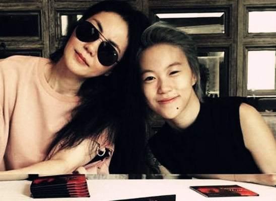 窦靖童疑似出柜，窦靖童疑出柜（网友：那周冬雨怎么办）