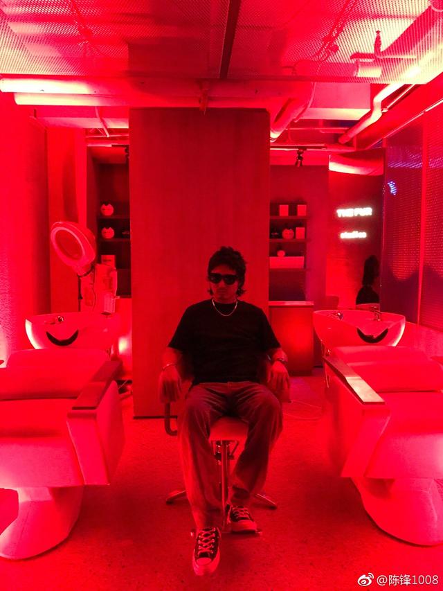 窦靖童疑似出柜，窦靖童疑出柜（网友：那周冬雨怎么办）