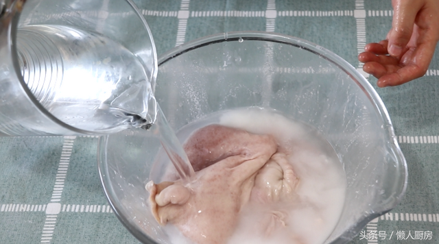 猪肚鸡煲汤的正宗做法，猪肚鸡胡椒煲汤的正宗做法（鸡肉嫩滑，耗时3小时也值得）