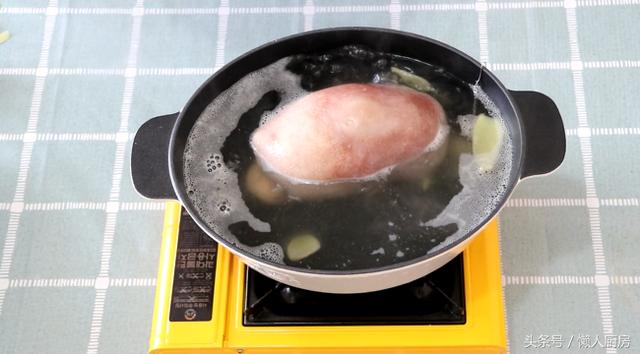 猪肚鸡煲汤的正宗做法，猪肚鸡胡椒煲汤的正宗做法（鸡肉嫩滑，耗时3小时也值得）