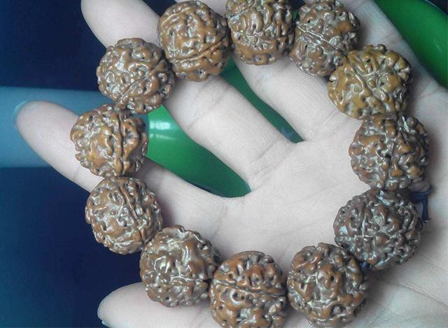 金刚里面的白色怎么刷掉，金刚里边的白怎么弄（金刚菩提缝隙里的白色东西是什么）