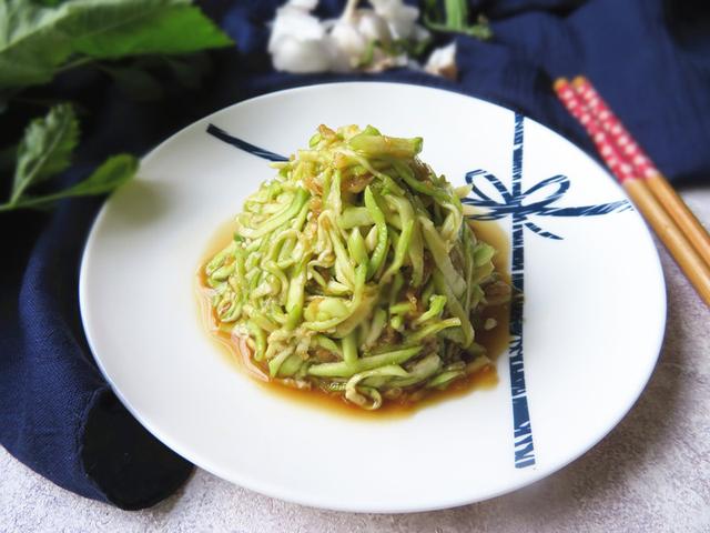 带棱的丝瓜怎么做，带棱的丝瓜怎么做凉菜（农村这种带棱的丝瓜最适合凉拌）