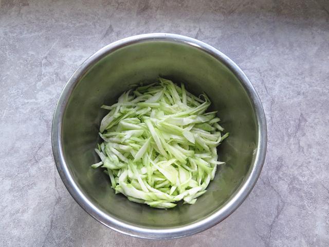 带棱的丝瓜怎么做，带棱的丝瓜怎么做凉菜（农村这种带棱的丝瓜最适合凉拌）