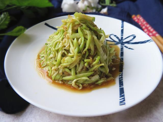 带棱的丝瓜怎么做，带棱的丝瓜怎么做凉菜（农村这种带棱的丝瓜最适合凉拌）