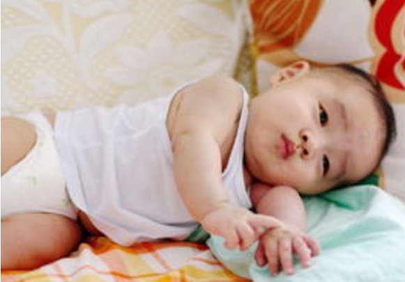 三个月宝宝吐奶频繁像豆腐渣，婴儿吐奶像豆腐渣（新生儿吐奶了怎么办）