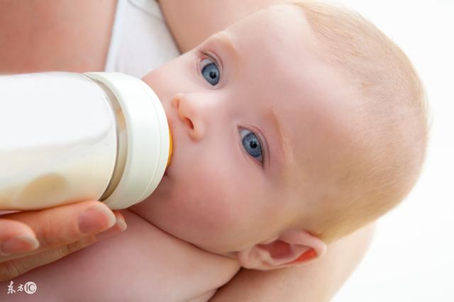 新生儿呛奶呛到肺里后有什么表现，呛奶到肺部有什么症状（会导致吸入性肺炎吗）