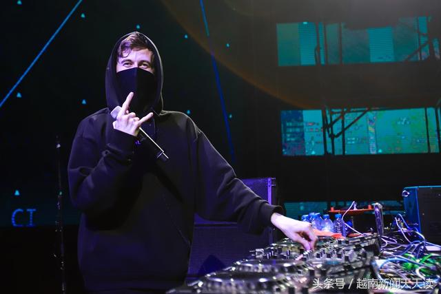 艾伦沃克图片，艾伦沃克的这张图片能找到吗（Walker身披越南国旗用手机自拍）