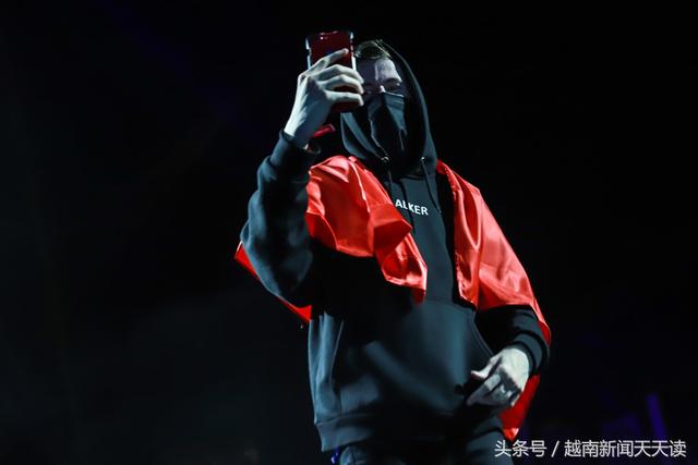 艾伦沃克图片，艾伦沃克的这张图片能找到吗（Walker身披越南国旗用手机自拍）