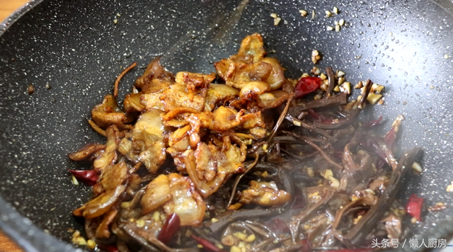 茶树菇炒肉的做法，干锅茶树菇的正宗做法视频（手把手教你做茶树菇炒肉片）