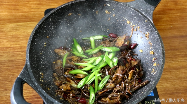 茶树菇炒肉的做法，干锅茶树菇的正宗做法视频（手把手教你做茶树菇炒肉片）