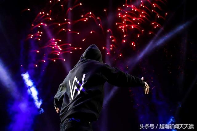 艾伦沃克图片，艾伦沃克的这张图片能找到吗（Walker身披越南国旗用手机自拍）