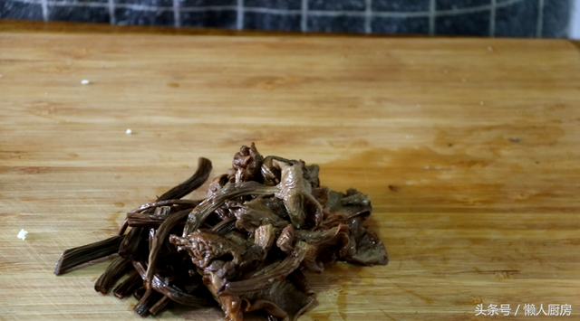 茶树菇炒肉的做法，干锅茶树菇的正宗做法视频（手把手教你做茶树菇炒肉片）
