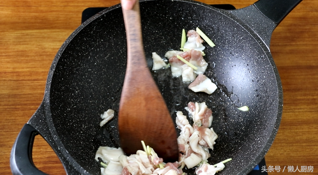 茶树菇炒肉的做法，干锅茶树菇的正宗做法视频（手把手教你做茶树菇炒肉片）