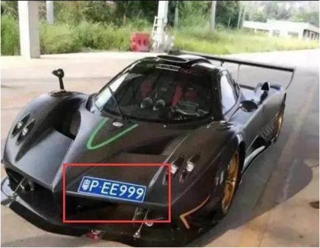 &什么意思，男子坚决不按规定为豪车上车牌