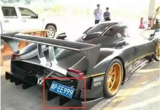 &什么意思，男子坚决不按规定为豪车上车牌