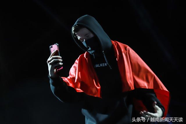 艾伦沃克图片，艾伦沃克的这张图片能找到吗（Walker身披越南国旗用手机自拍）
