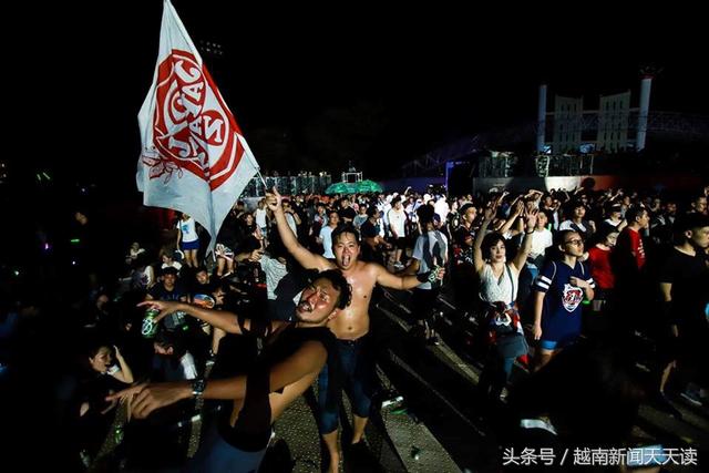 艾伦沃克图片，艾伦沃克的这张图片能找到吗（Walker身披越南国旗用手机自拍）