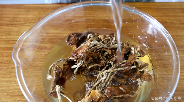 茶树菇炒肉的做法，干锅茶树菇的正宗做法视频（手把手教你做茶树菇炒肉片）