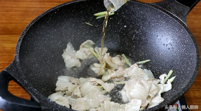 茶树菇炒肉的做法，干锅茶树菇的正宗做法视频（手把手教你做茶树菇炒肉片）
