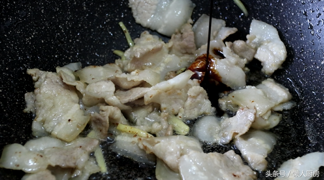 茶树菇炒肉的做法，干锅茶树菇的正宗做法视频（手把手教你做茶树菇炒肉片）