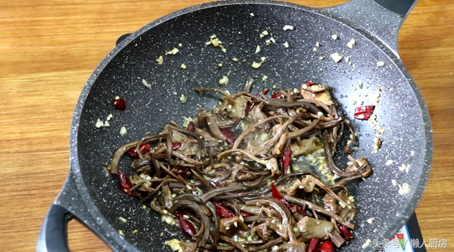 茶树菇炒肉的做法，干锅茶树菇的正宗做法视频（手把手教你做茶树菇炒肉片）