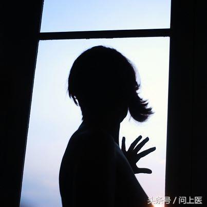 左撇子女孩性格特点，左撇子女生的性格（有人研究“左撇子”）