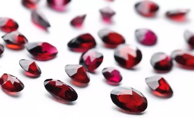 关于手链的浪漫语句，手链发朋友圈的精美句子（把只有你们知道的密语藏进定情信物）