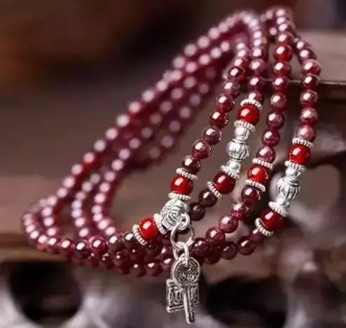 石榴石手链的功效与作用，石榴石手链有哪些作用与功效（老中医说石榴石全身都是宝）