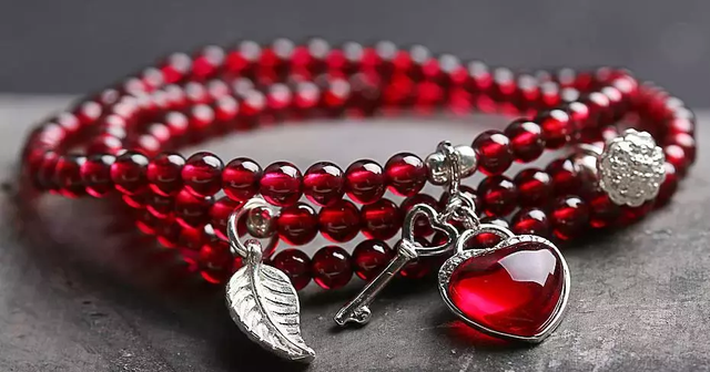 石榴石手链的功效与作用，石榴石手链有哪些作用与功效（老中医说石榴石全身都是宝）