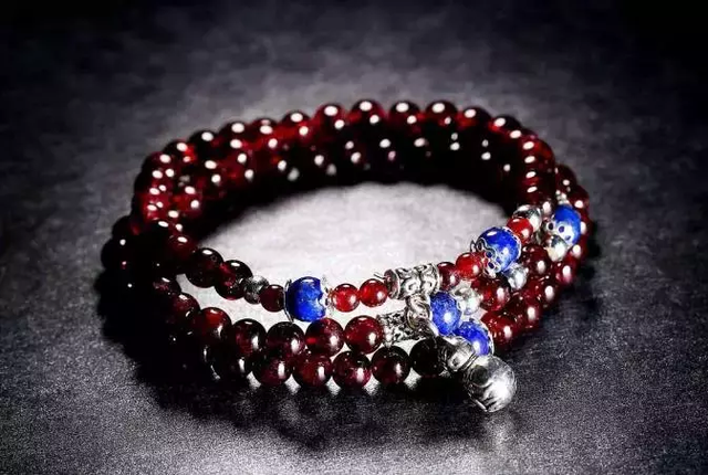 石榴石手链的功效与作用，石榴石手链有哪些作用与功效（老中医说石榴石全身都是宝）