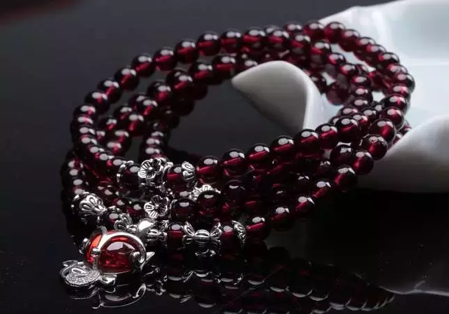 石榴石手链的功效与作用，石榴石手链有哪些作用与功效（老中医说石榴石全身都是宝）