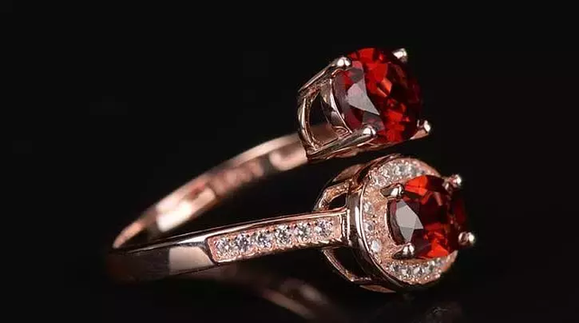 石榴石手链的功效与作用，石榴石手链有哪些作用与功效（老中医说石榴石全身都是宝）