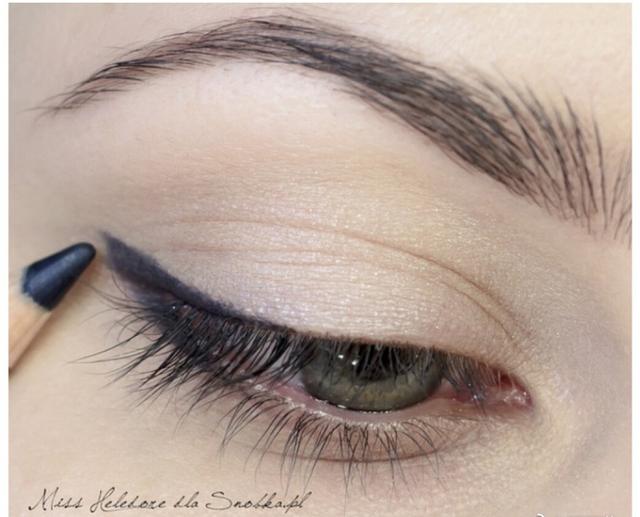 儿童舞台妆蓝色眼影画法，蓝色眼影的画法（一款夜空蓝色眼妆的分步图解教程）