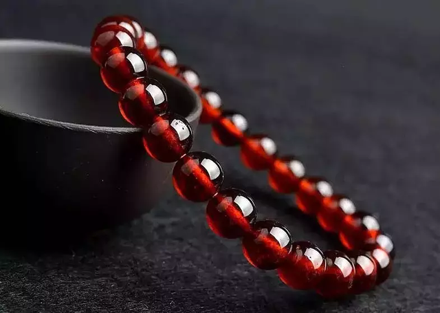 石榴石手链的功效与作用，石榴石手链有哪些作用与功效（老中医说石榴石全身都是宝）
