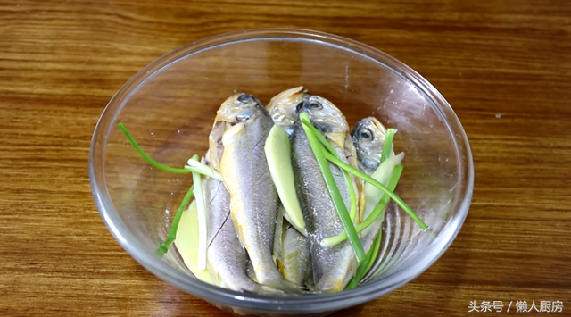 香炸小黄花鱼的做法，炸酥脆的小黄鱼只需简单的几步就搞定