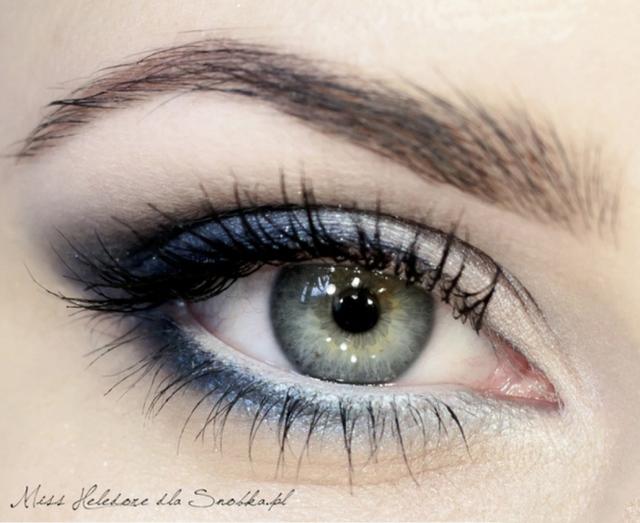 儿童舞台妆蓝色眼影画法，蓝色眼影的画法（一款夜空蓝色眼妆的分步图解教程）