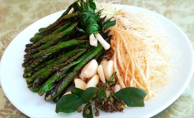 辣椒水怎么做，贵阳豆花饭辣椒水怎么做（火锅菜肴的补品）