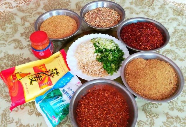 辣椒水怎么做，贵阳豆花饭辣椒水怎么做（火锅菜肴的补品）