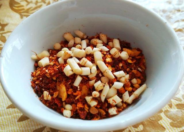 辣椒水怎么做，贵阳豆花饭辣椒水怎么做（火锅菜肴的补品）