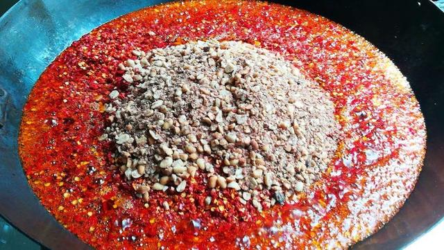 辣椒水怎么做，贵阳豆花饭辣椒水怎么做（火锅菜肴的补品）