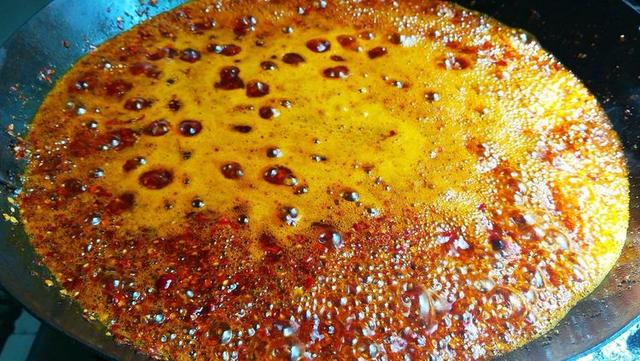 辣椒水怎么做，贵阳豆花饭辣椒水怎么做（火锅菜肴的补品）