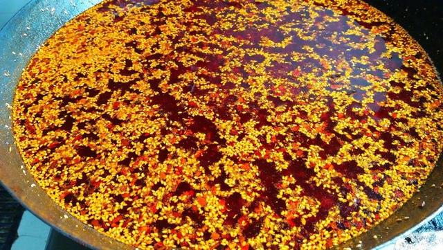 辣椒水怎么做，贵阳豆花饭辣椒水怎么做（火锅菜肴的补品）